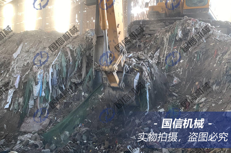 江苏南通填埋的建筑垃圾分拣现场